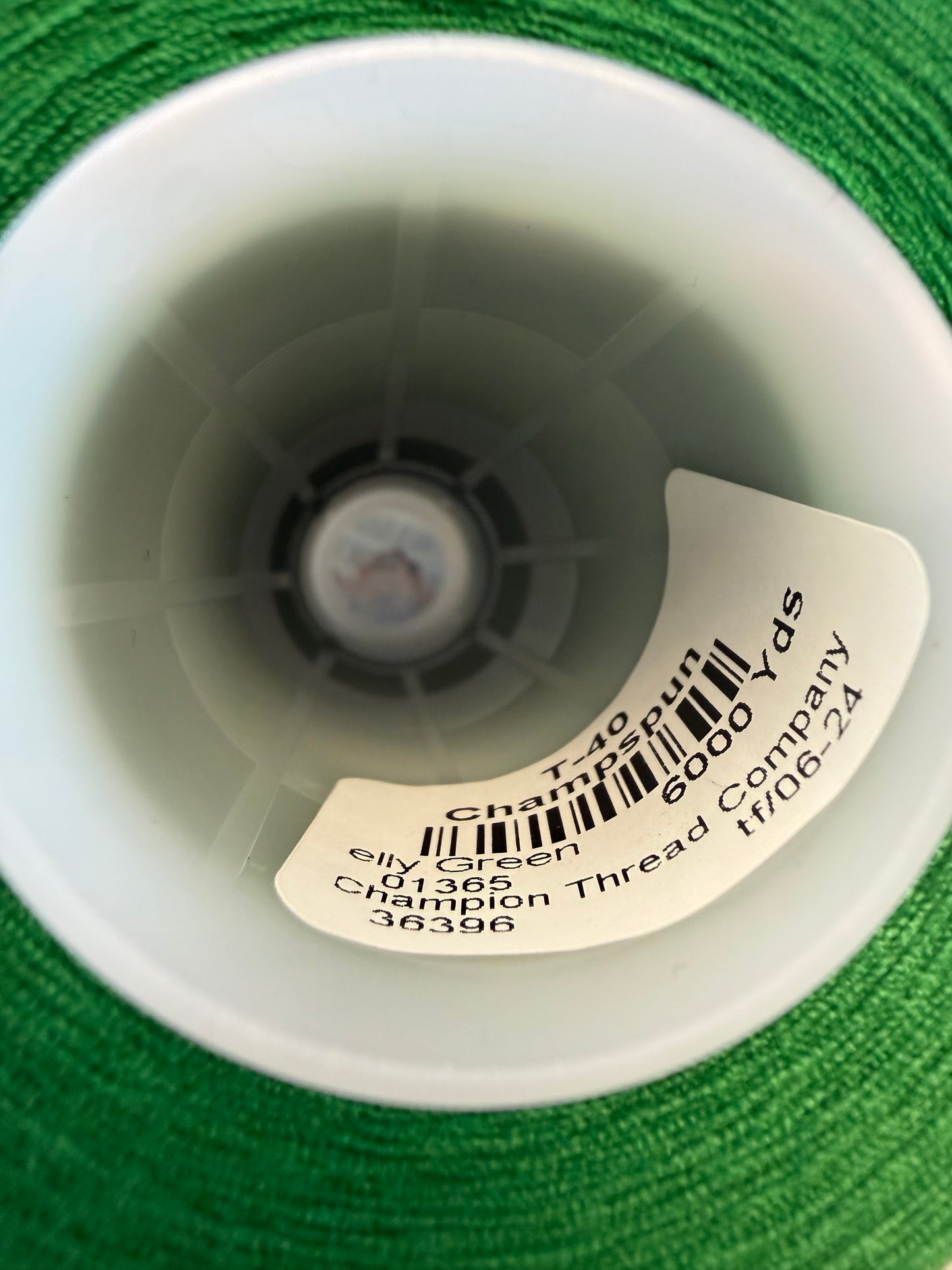 THREAD T-40 KELLY GREEN 1365 POLYESTER CHAMSPUN — 6000 yds