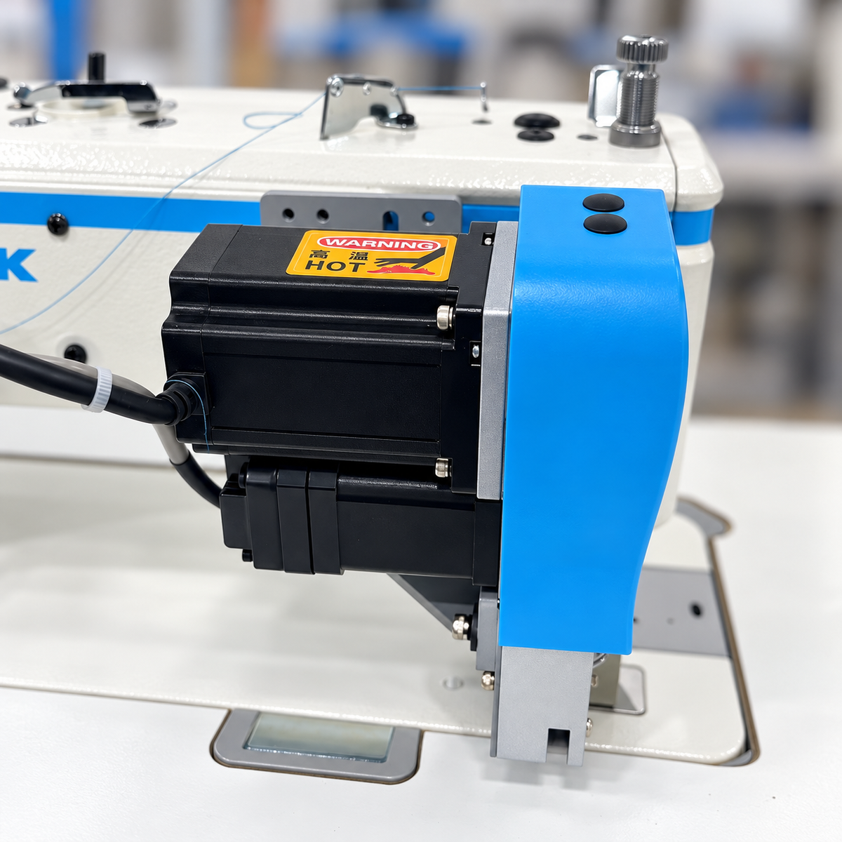 JACK® A6F-E-Q-PK Single Needle Needle Feed Lockstitch Sewing Machine with Integrated Puller – Complete with Table & Stand
