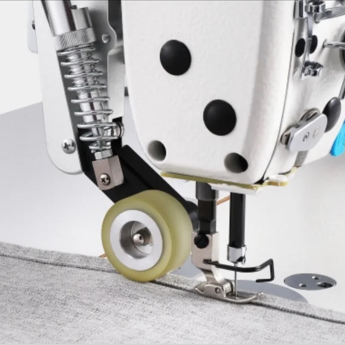 JACK® A6F-E-Q-PK Single Needle Needle Feed Lockstitch Sewing Machine with Integrated Puller – Complete with Table & Stand